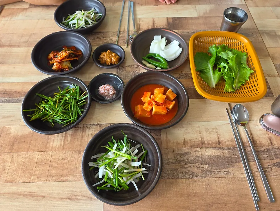Table set at Bongga Gukbap