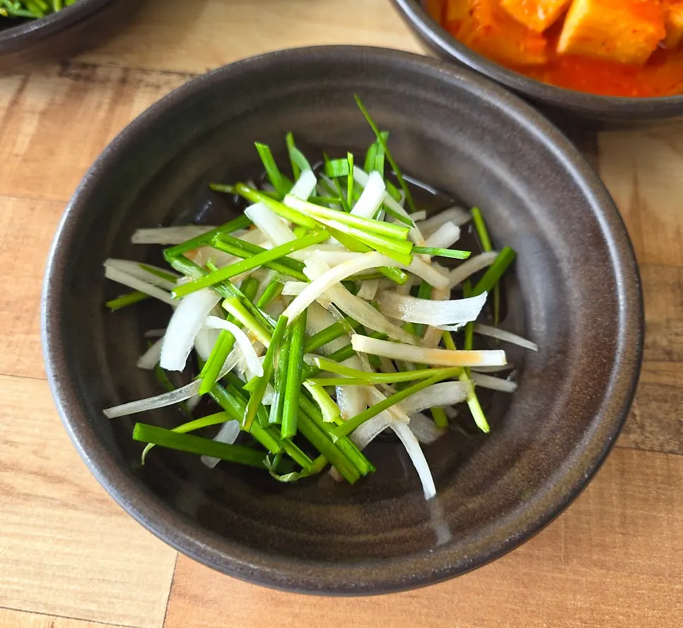 Homemade kimchi and kkakdugi side dishes