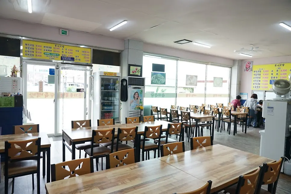 Clean indoor seating at Bongga Gukbap