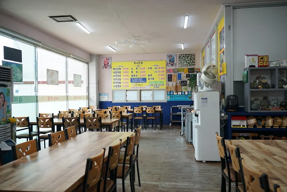 Bongga Gukbap's interior decorated with paintings
