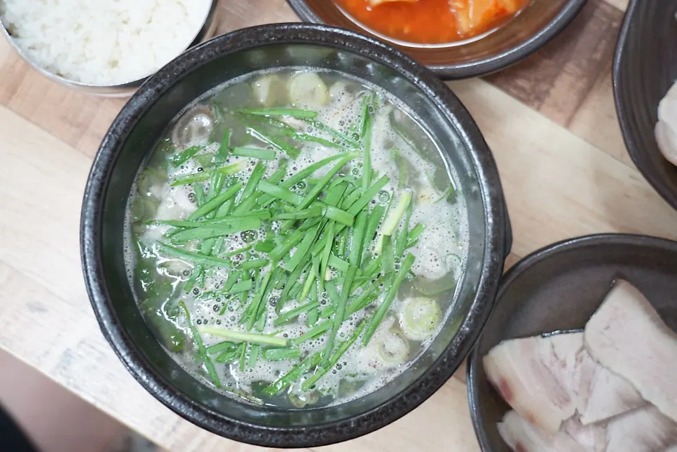 Suyuk-han-sang set at Bongga Gukbap