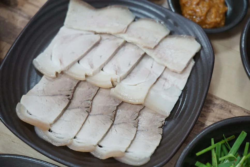 Generous portion of mat-bogi-suyuk at Bongga Gukbap