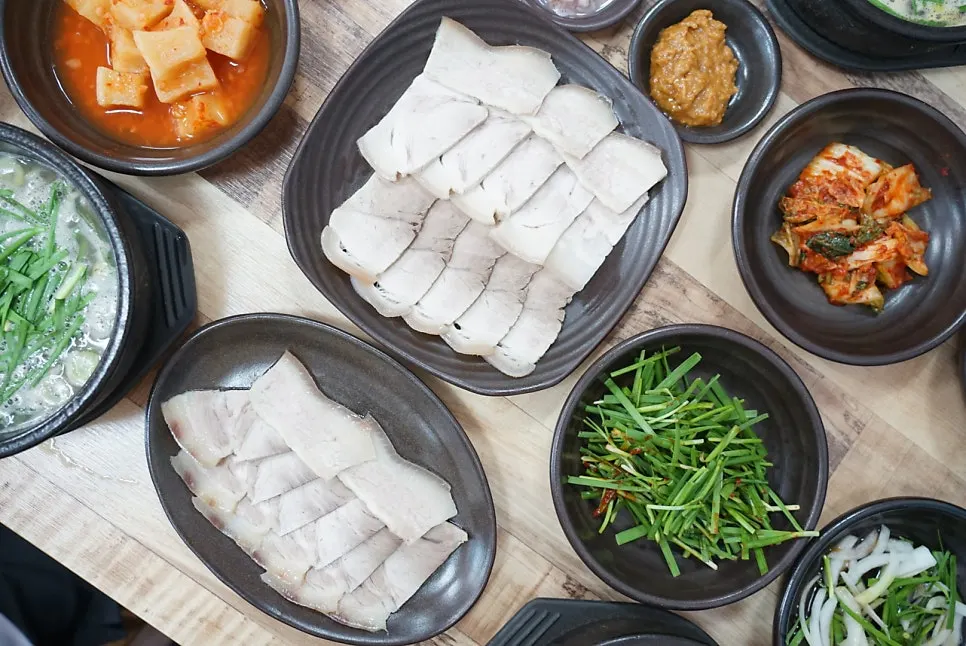 Table set with both suyuk-han-sang and mat-bogi-suyuk