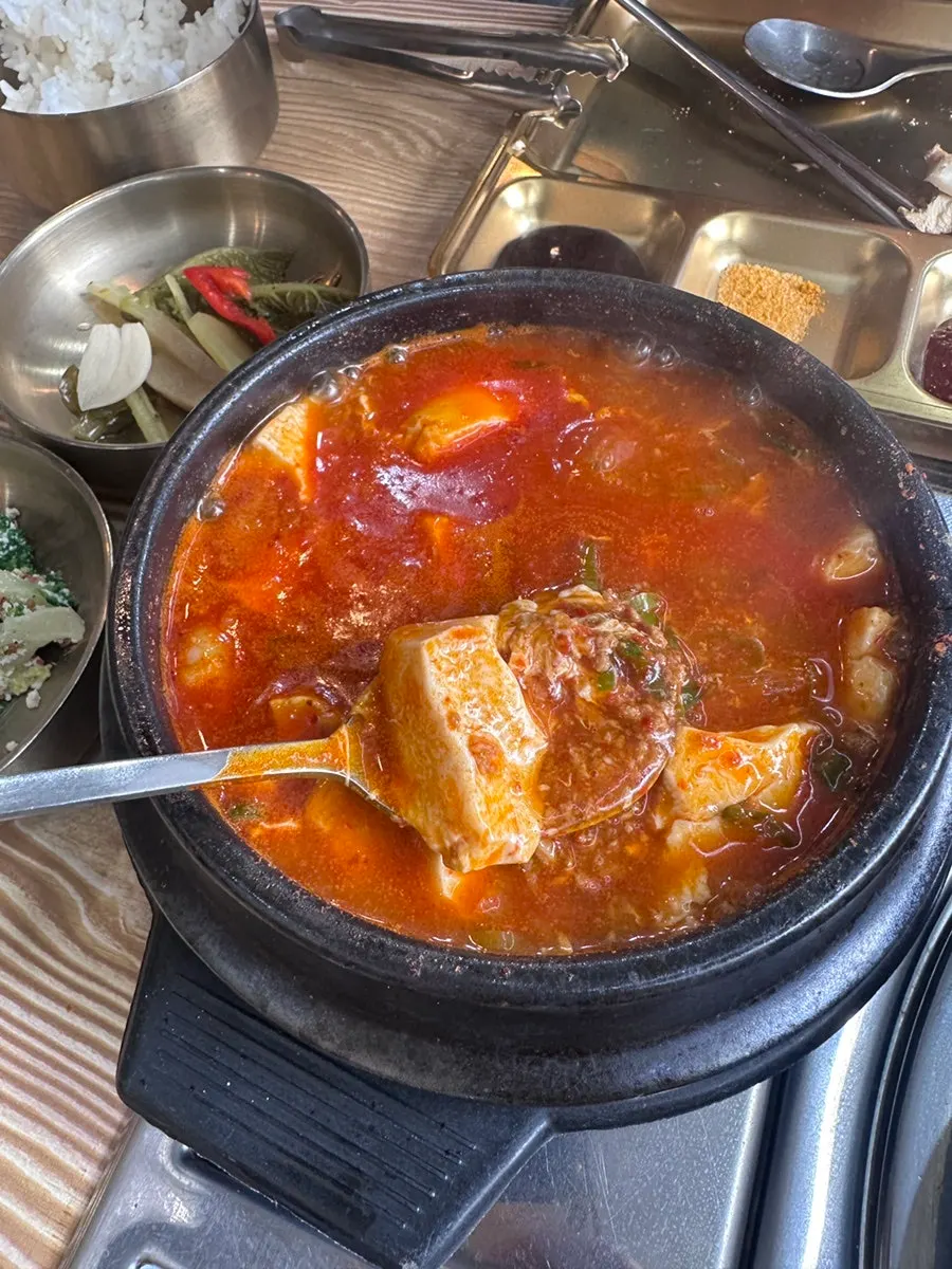 얼큰한 순두부찌개와 생선구이 세트