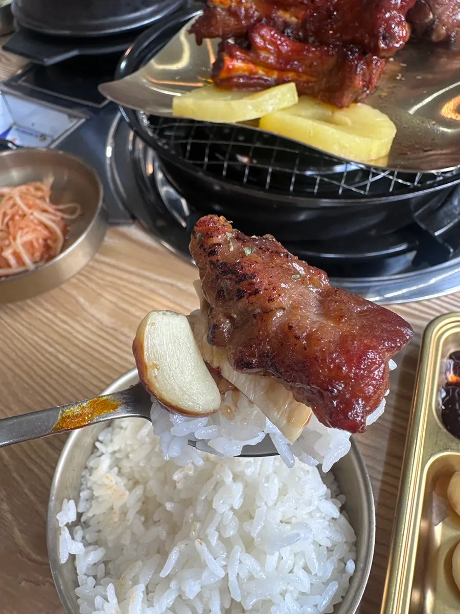 완전히 구워진 등갈비