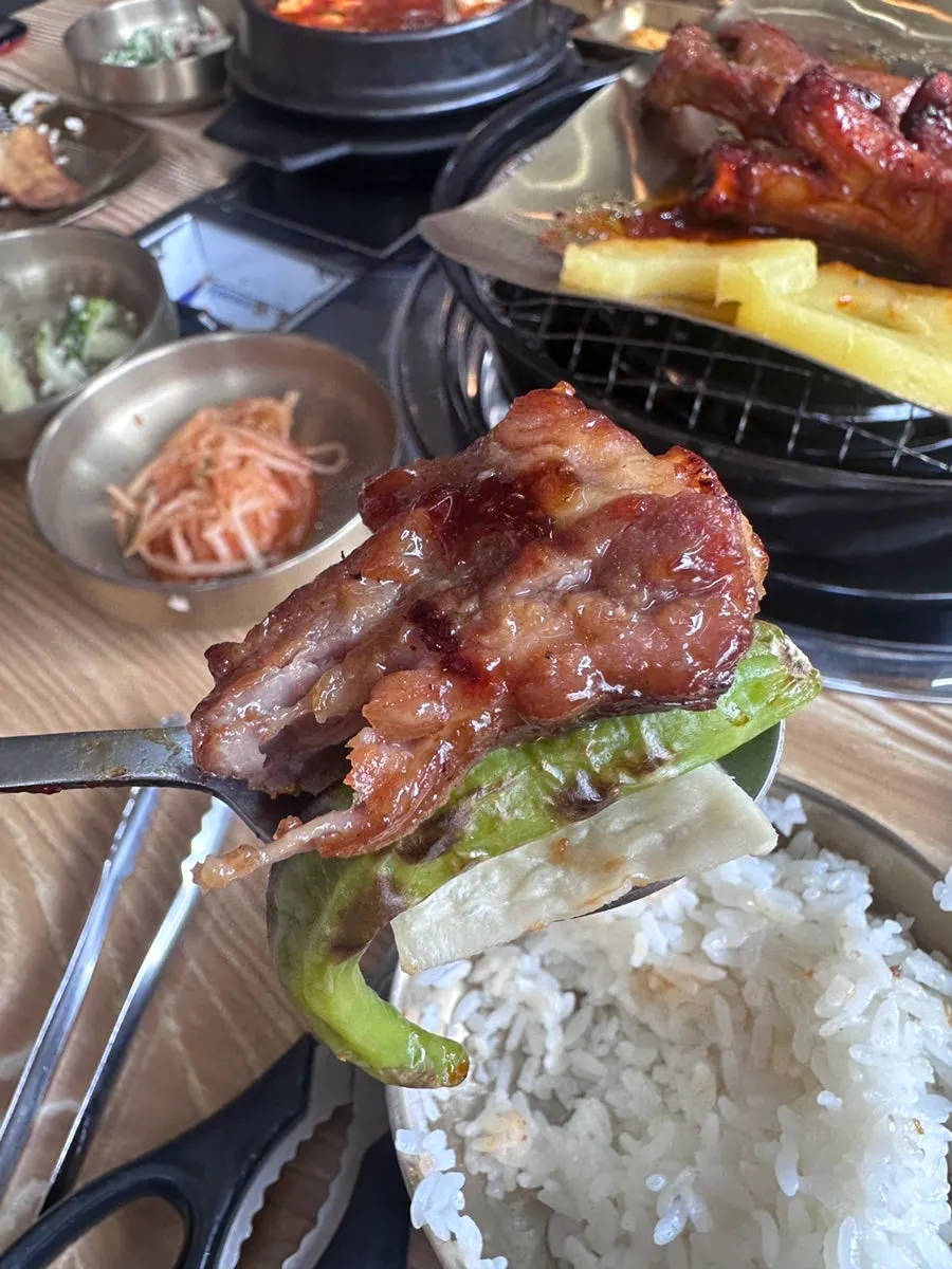 불판에 데우는 등갈비