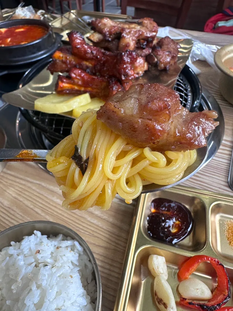 간장맛 등갈비와 밥