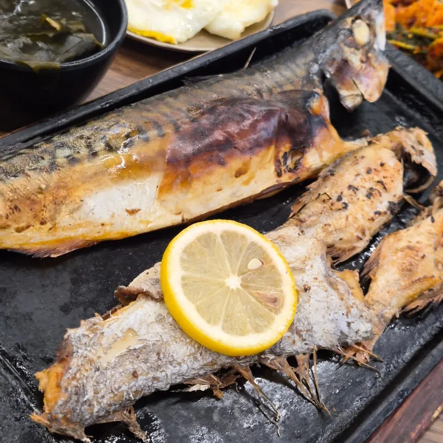 Pan-grilled fish and ganjang gejang served together