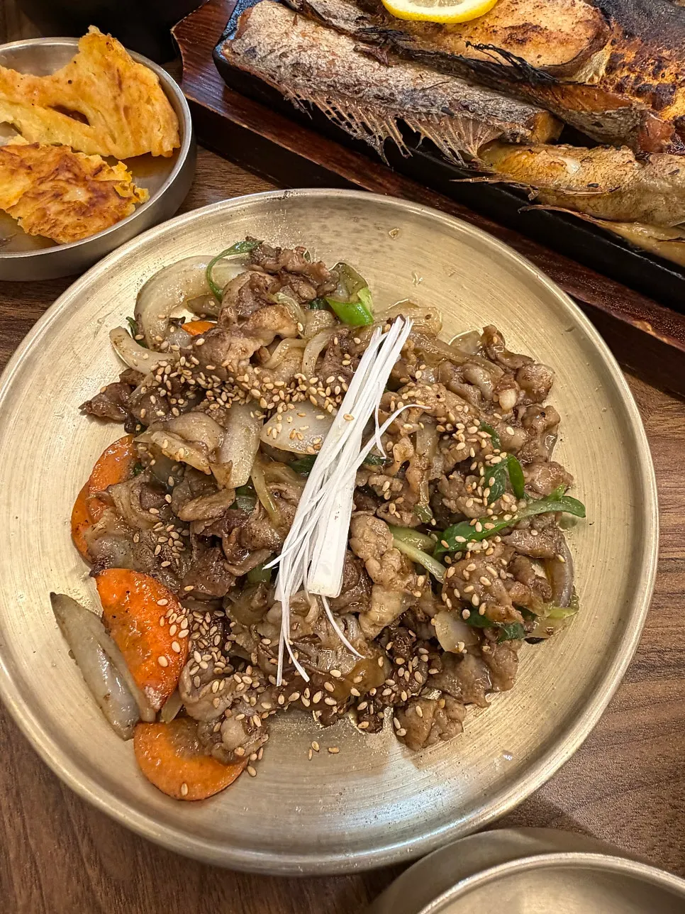 밥 위에 올린 생선살 한 점