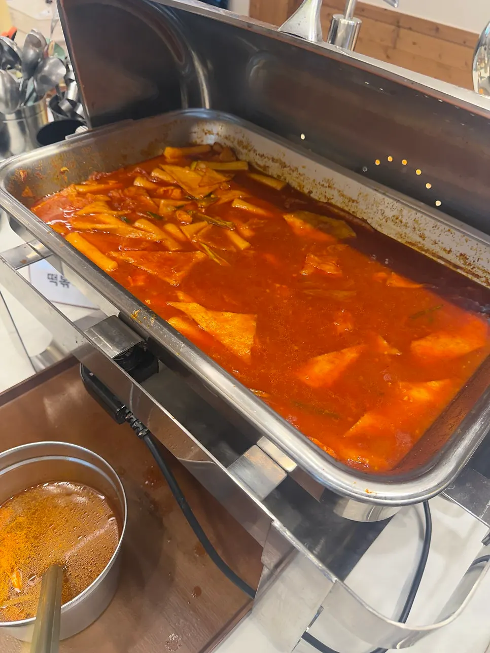 간장게장과 함께 차려진 식사