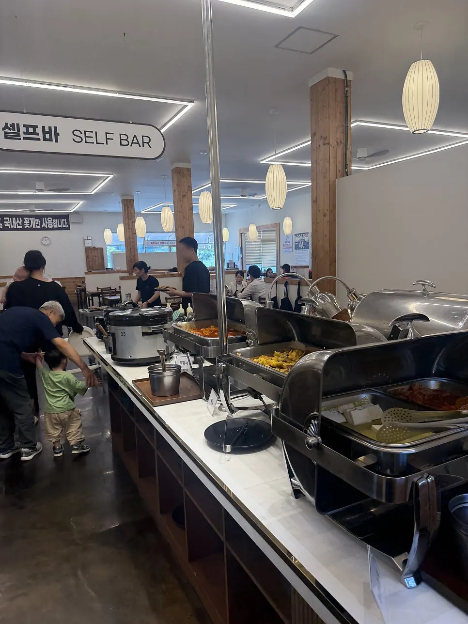 식사 중인 테이블 풍경