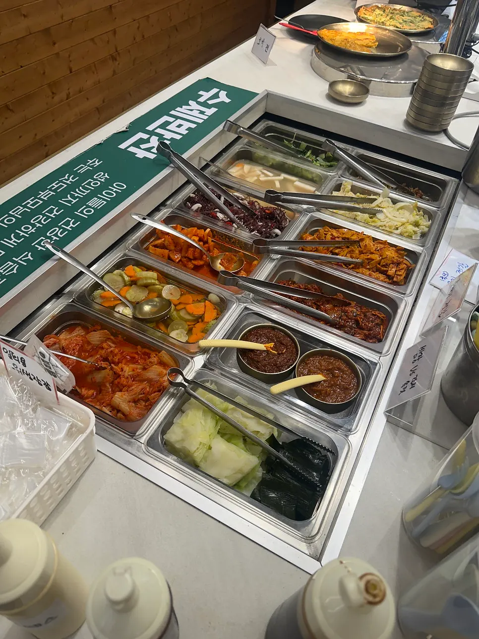 생선구이와 직화구이가 함께 놓인 상