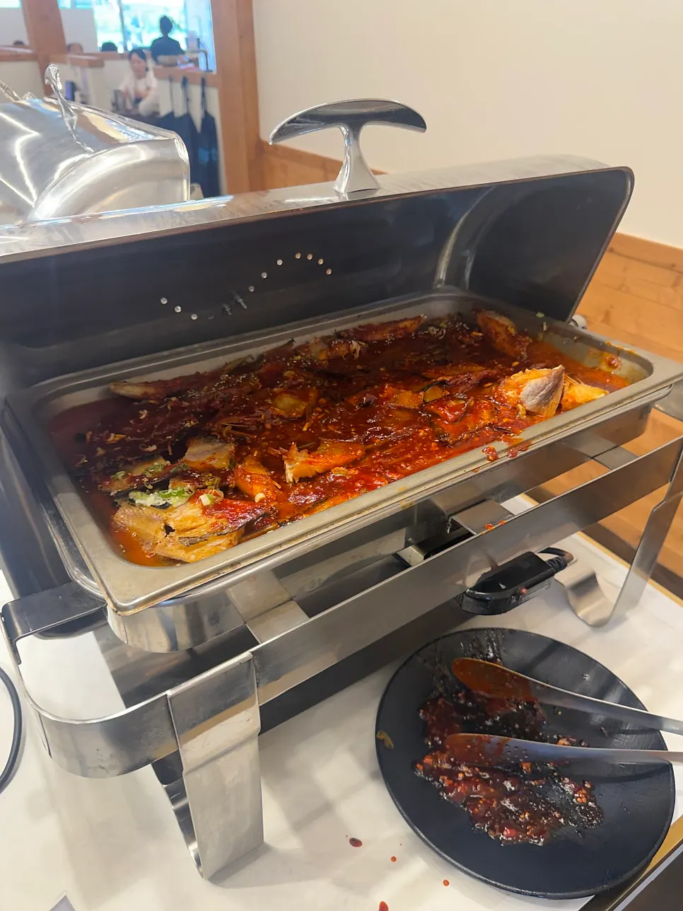 밑반찬과 국이 놓인 식탁