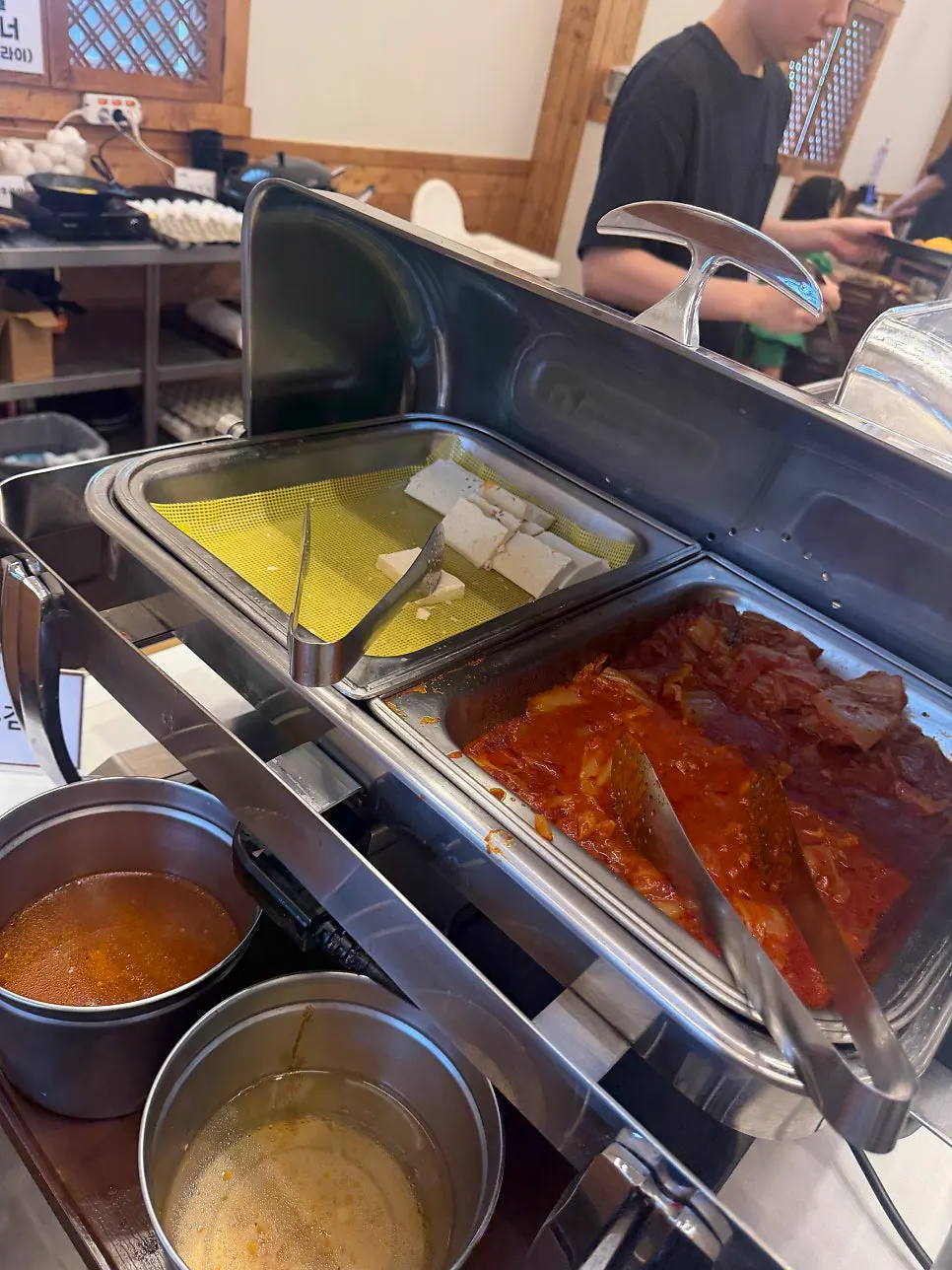 점심 상에 차려진 메뉴 전체 모습
