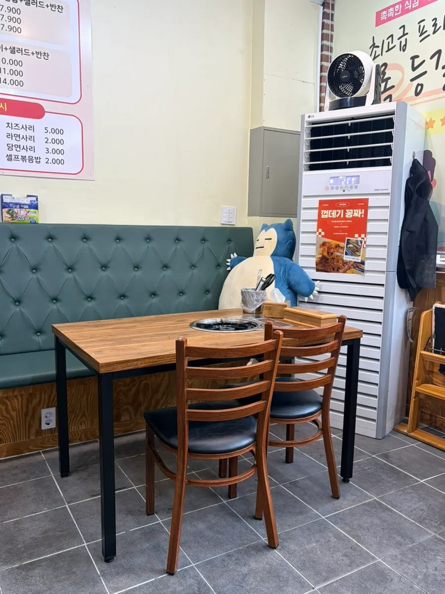 넓고 깔끔한 매장 내부