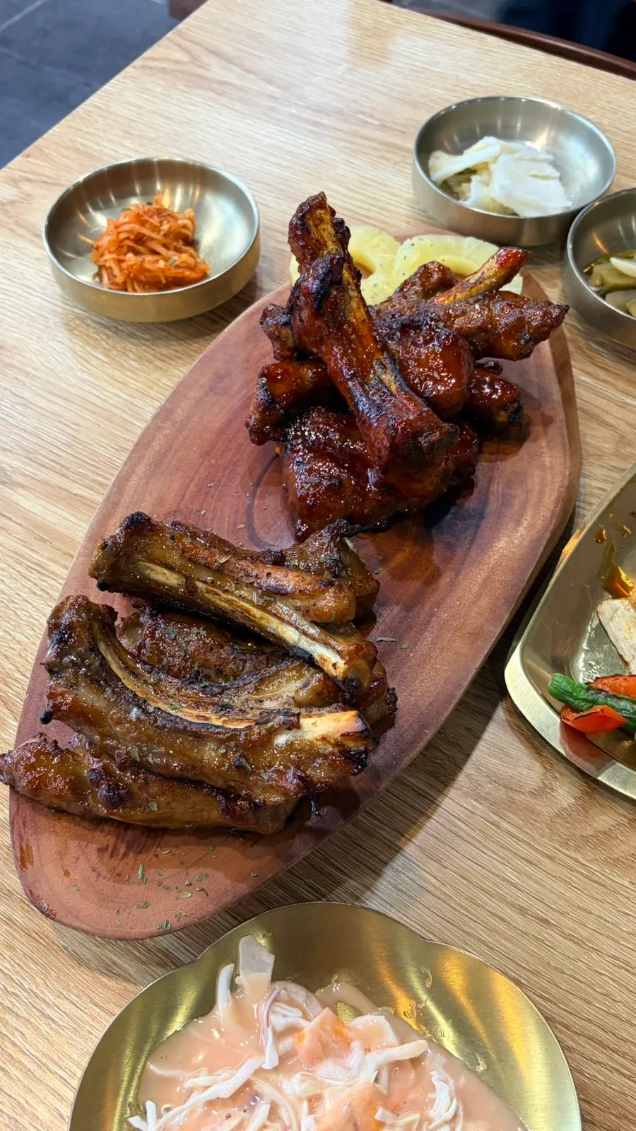 두 가지 양념 등갈비 클로즈업