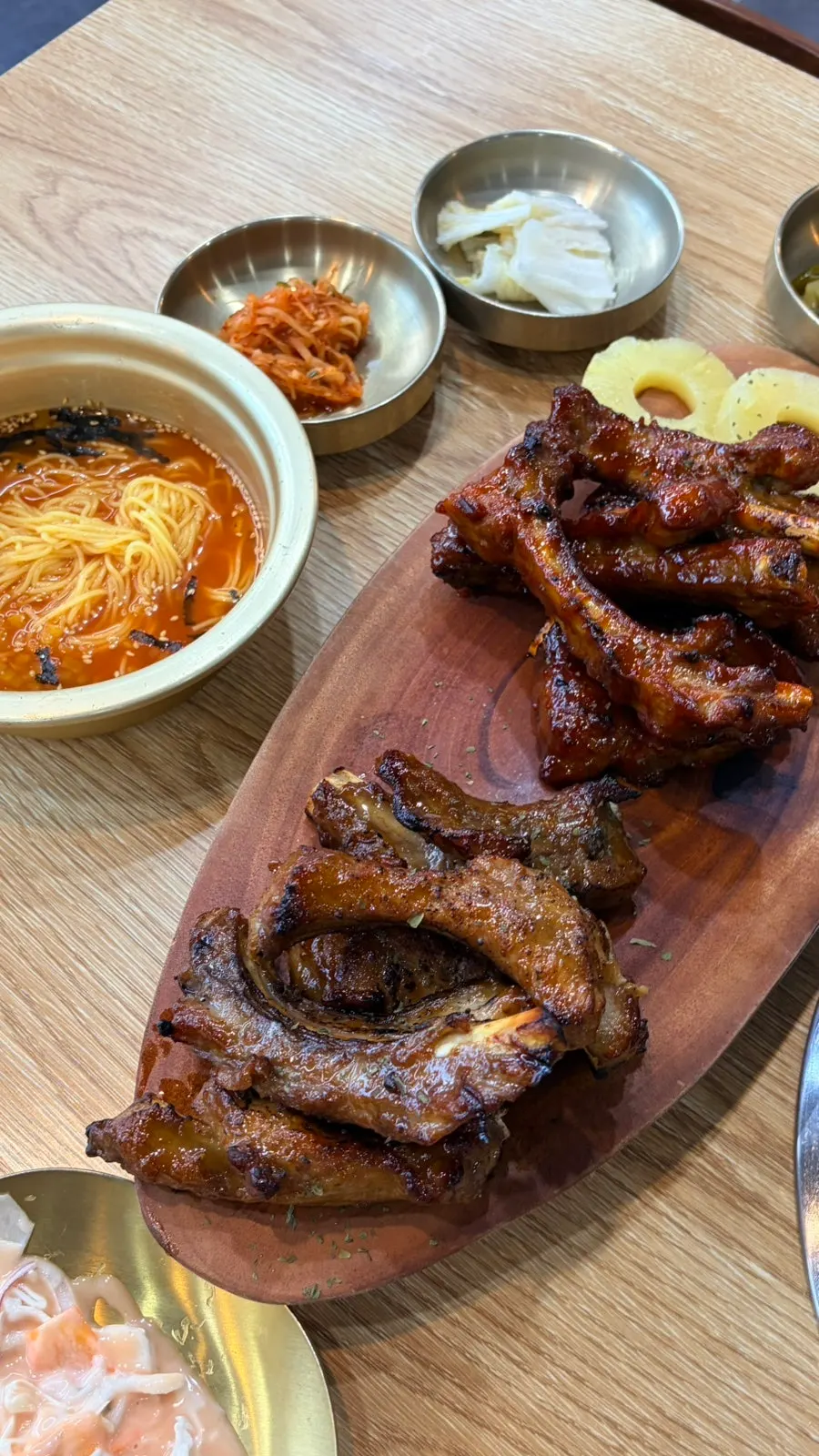 손으로 뜯어 먹는 등갈비