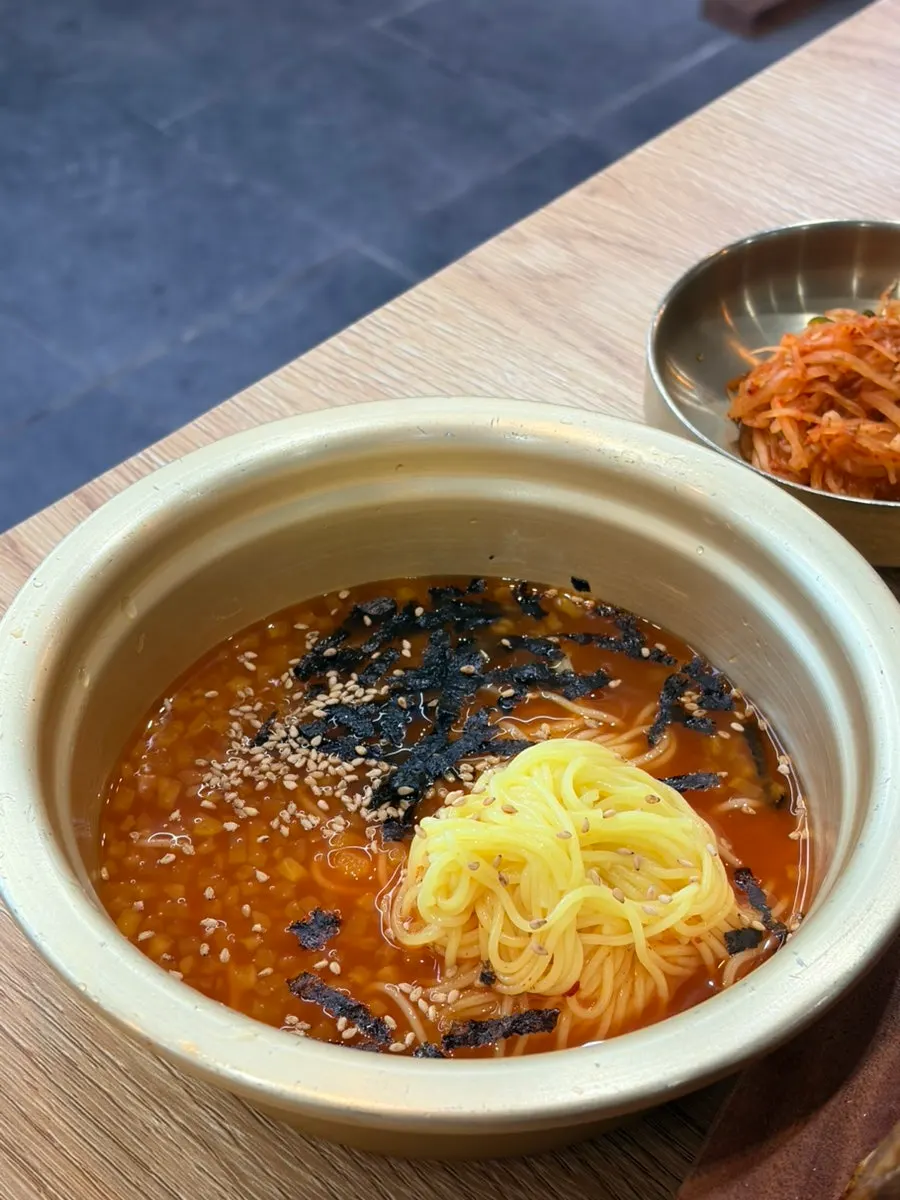장갑과 집게가 놓인 테이블