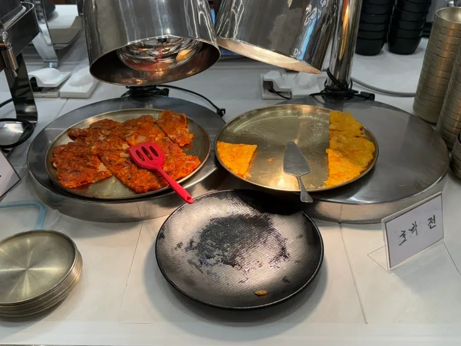 Fried food and tteokbokki section of the self-serve bar