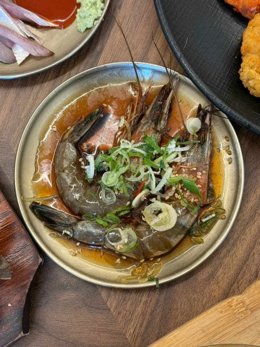 Eating fish flesh together with rice