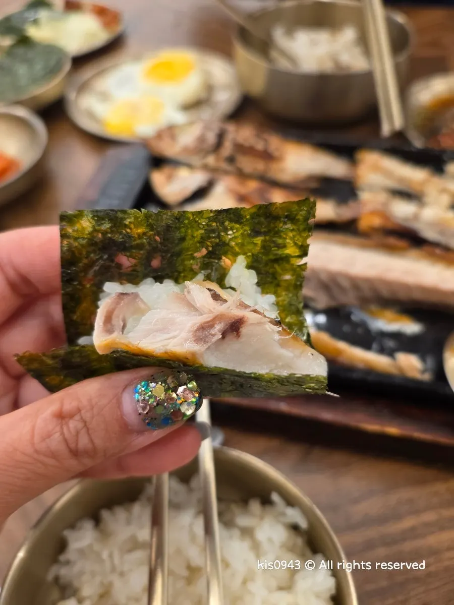 A piece of fish placed over the hot pot rice