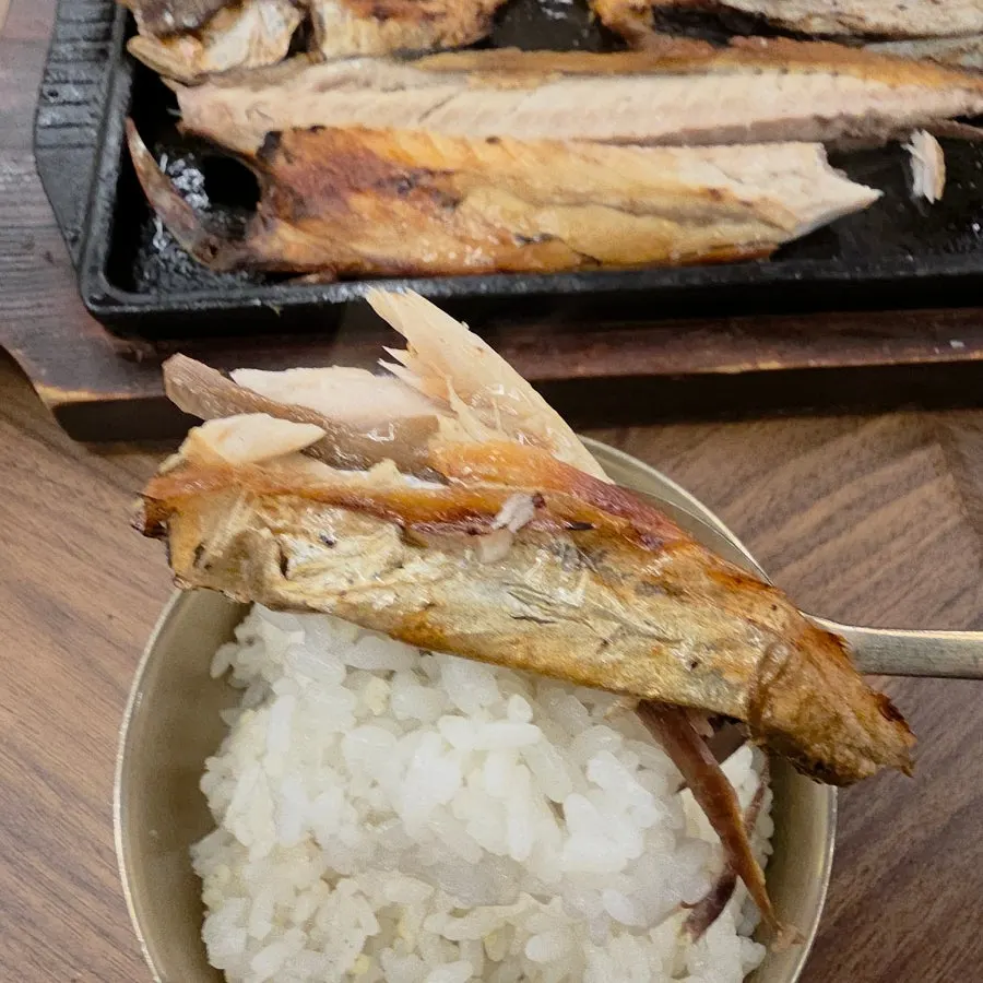 Scene of eating the grilled fish set meal
