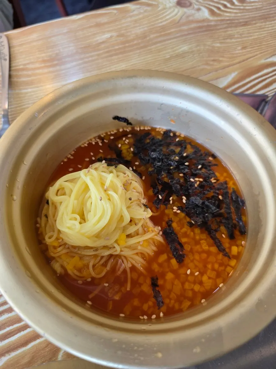 테이블에 차려진 기본 반찬과 야채 가니시