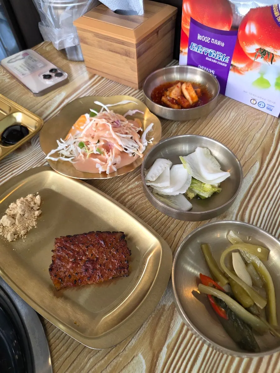 서비스로 나온 껍데기구이 접시