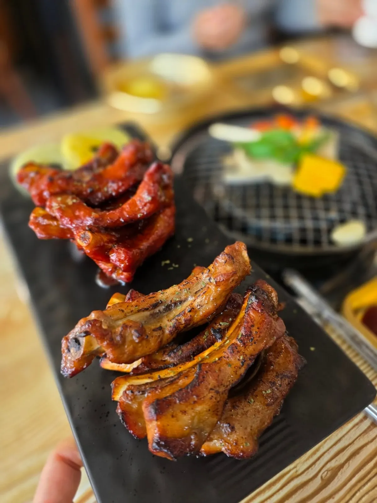 매운 양념과 간장맛 반반으로 나온 등갈비 3인분
