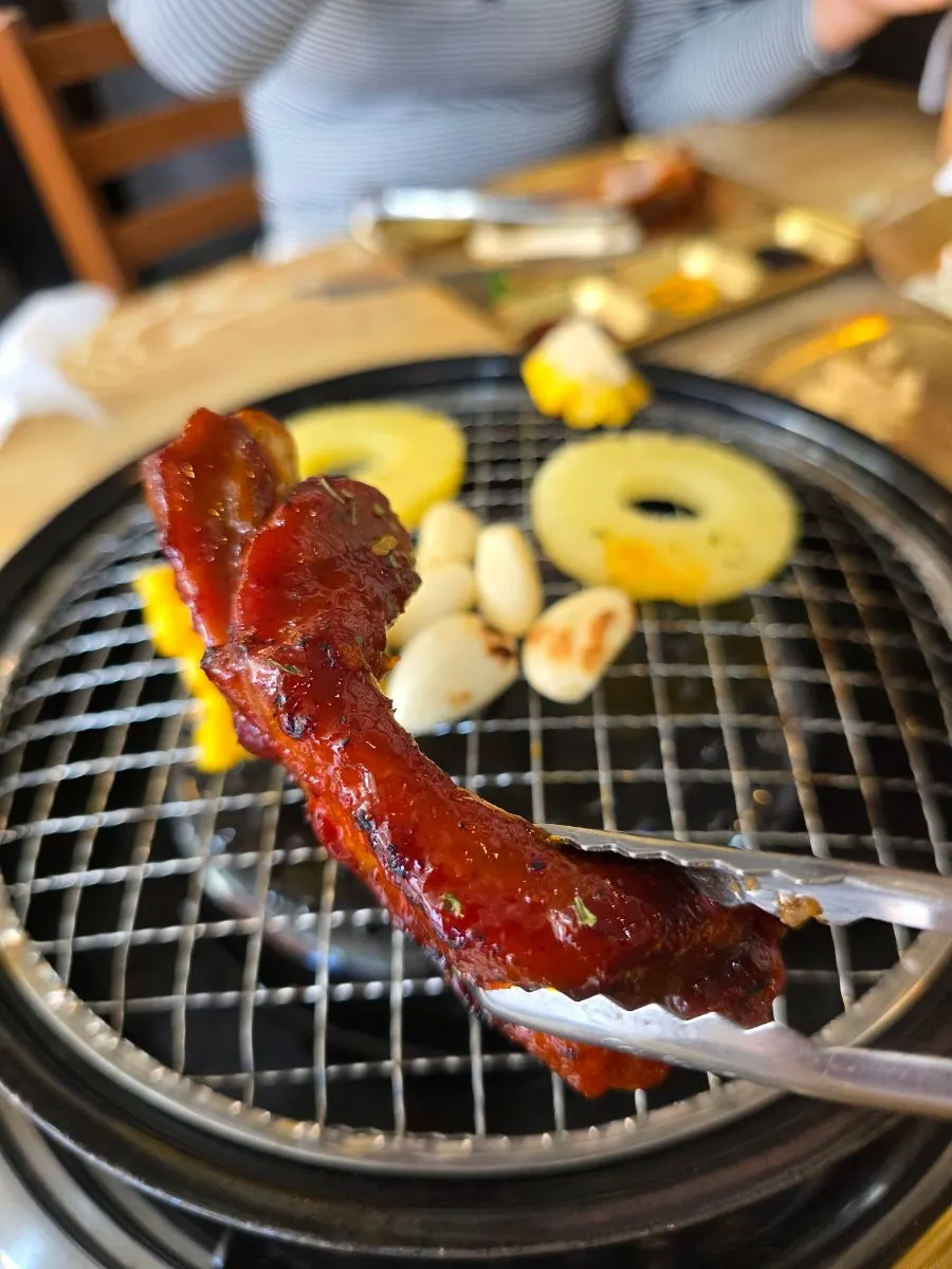 석쇠에 올려 다시 굽는 양념 등갈비