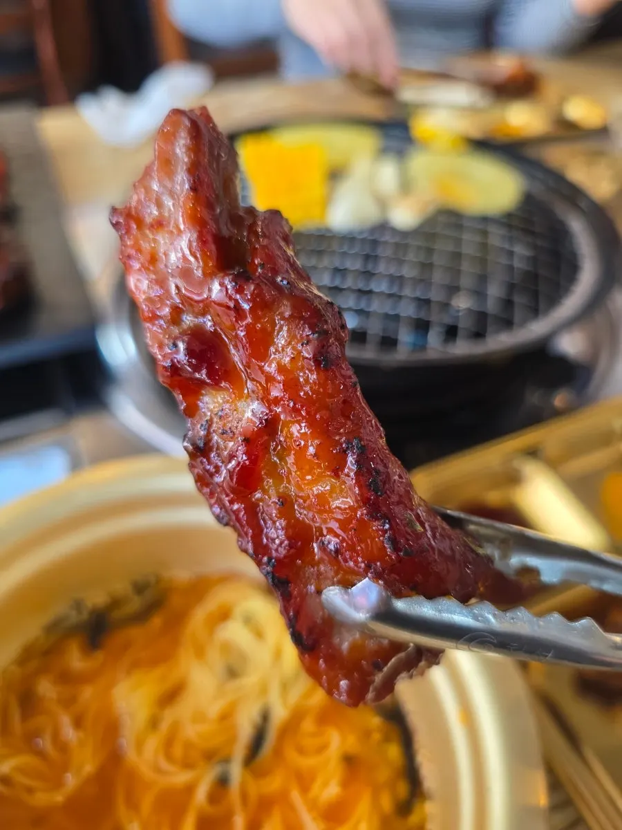 양념이 눌어붙은 등갈비 근접 모습