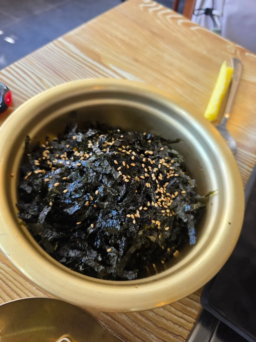 등갈비와 함께 주문한 주먹밥