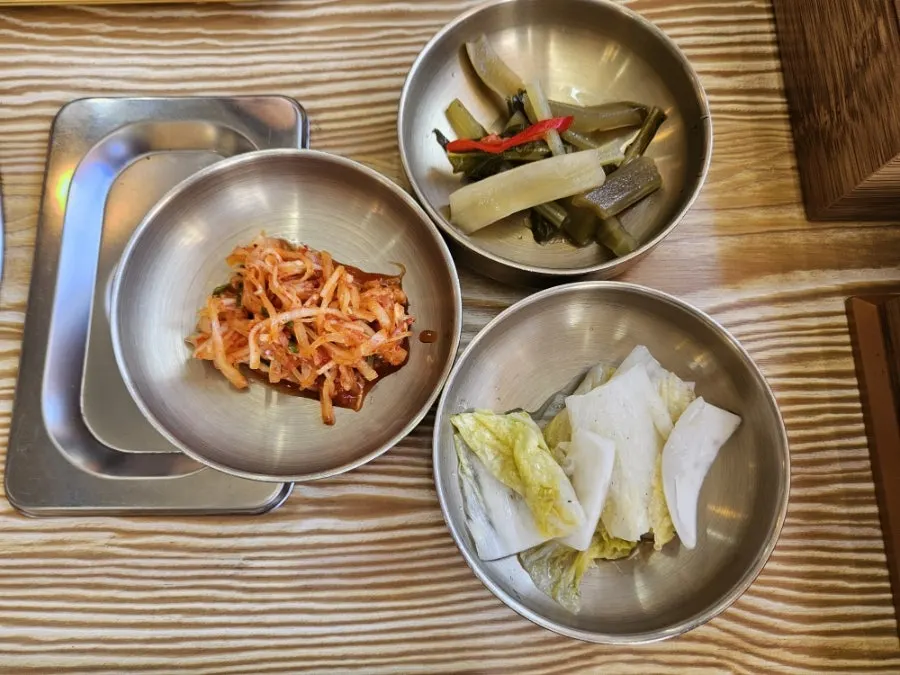 궁채와 백김치 등 기본 밑반찬 4종
