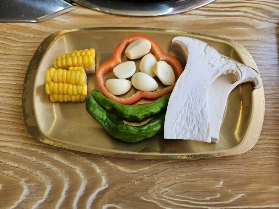 옥수수와 파프리카 등 화로 구이용 야채 가니쉬