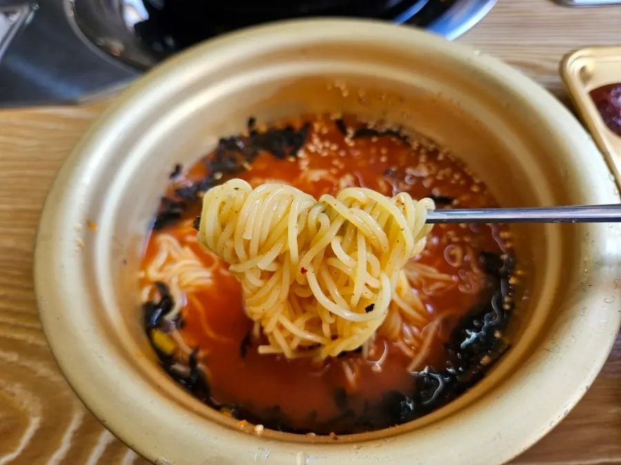 새콤달콤한 육수의 시원한 김치말이국수 한 그릇
