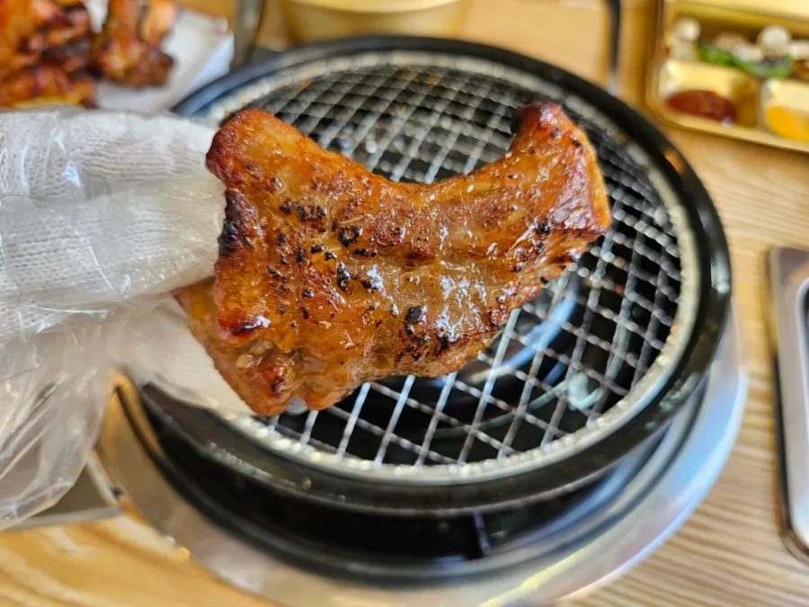 살이 두툼하게 붙은 간장맛 등갈비 구이