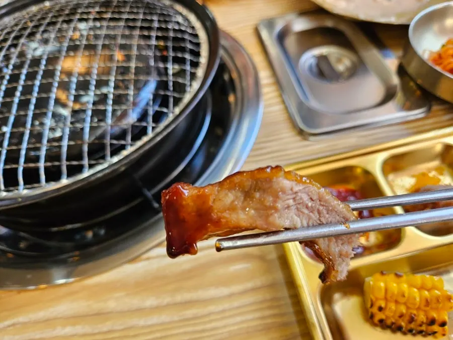 수제양념이 발린 촉촉한 등갈비 구이 클로즈업