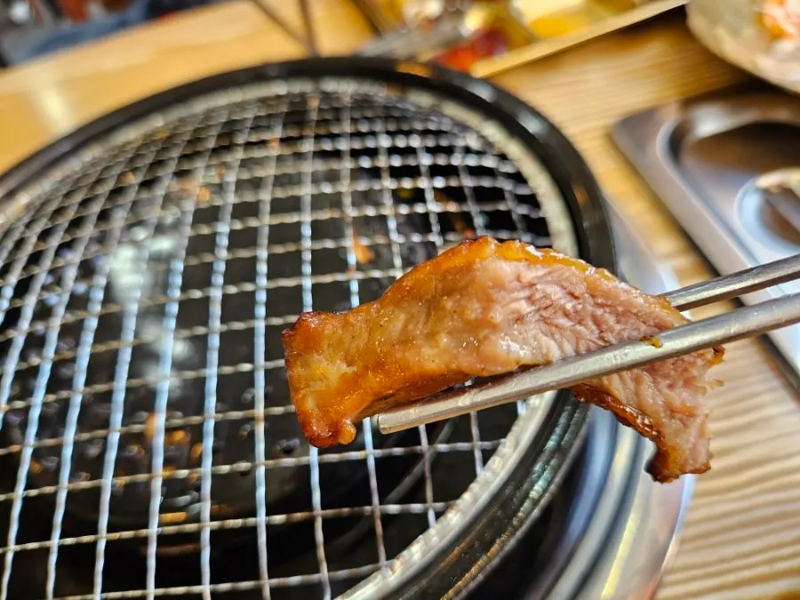 매콤소스에 찍어 먹는 간장맛 등갈비
