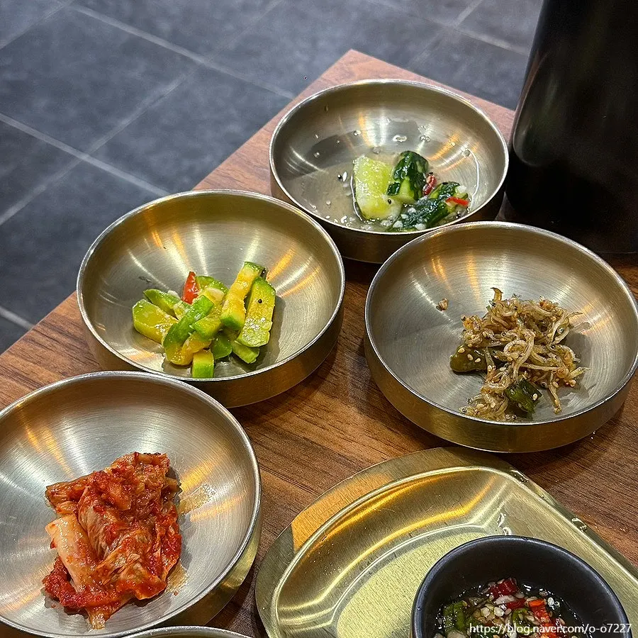 Pork ribs eaten together with white kimchi