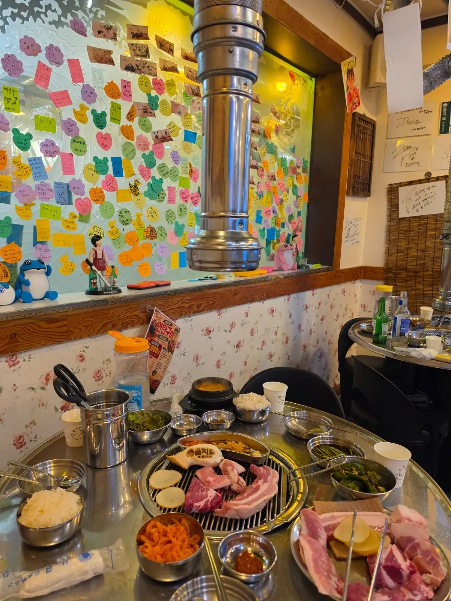 Quickly set table at the meat restaurant