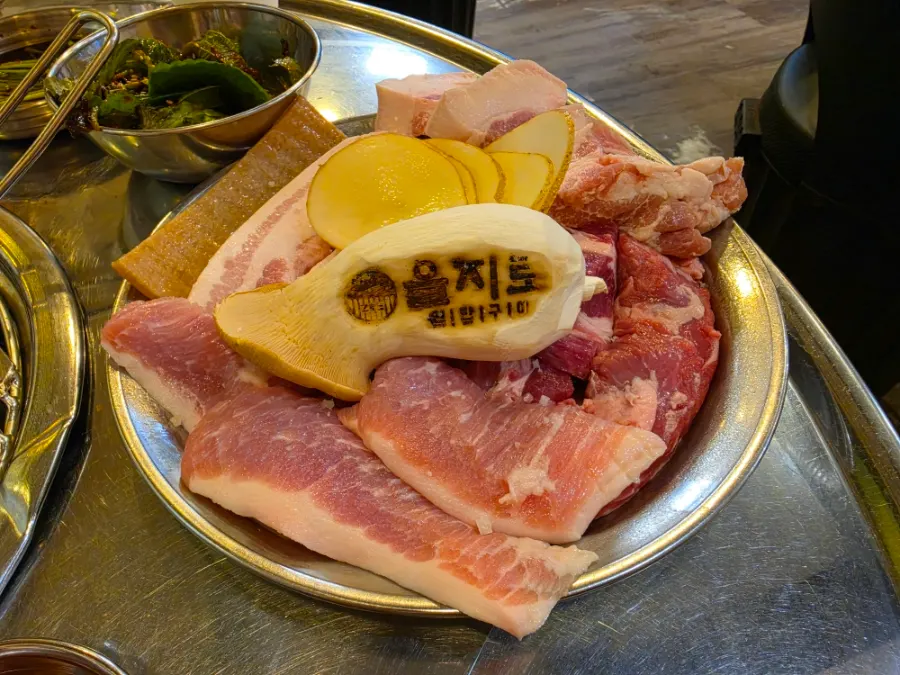 Pork geun platter and accompaniments