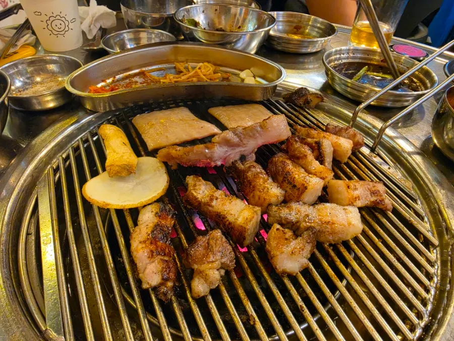 Charcoal-grilled pork belly with smoky flavor