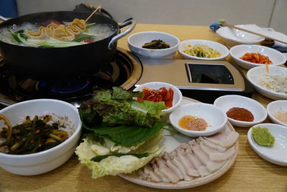 Two-person meal ordered for a total of ₩30,000