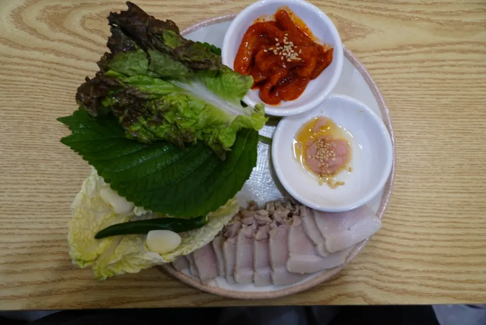 Meal progression from clam soup and bossam to kalguksu