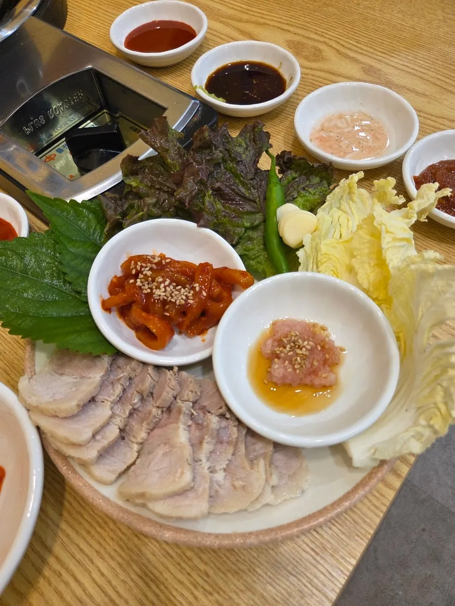 셀프코너에서 담아 온 기본 반찬
