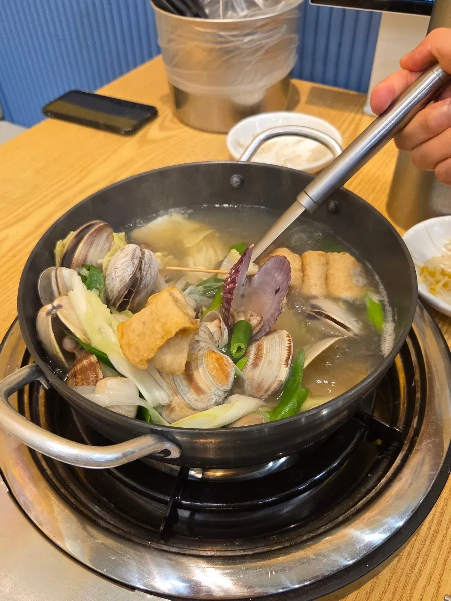 조개탕과 보쌈으로 구성된 탕보쌈세트