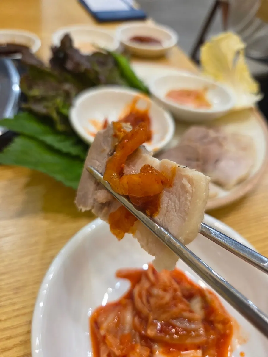 어묵 꼬치를 곁들인 조개탕 냄비