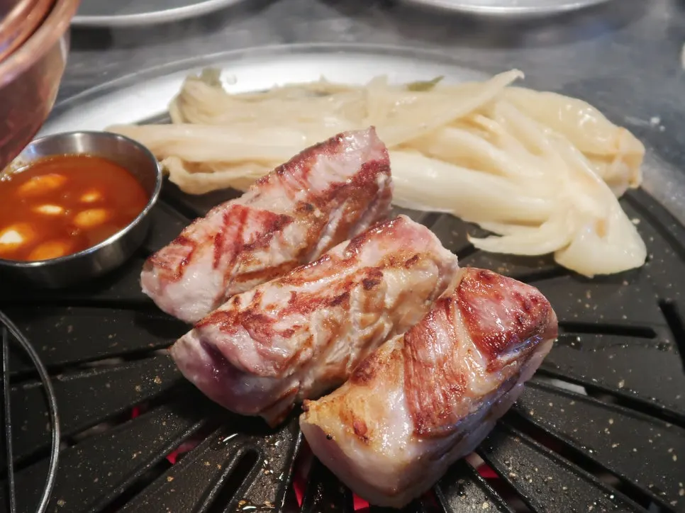 불판에 올려 굽는 두툼한 목살