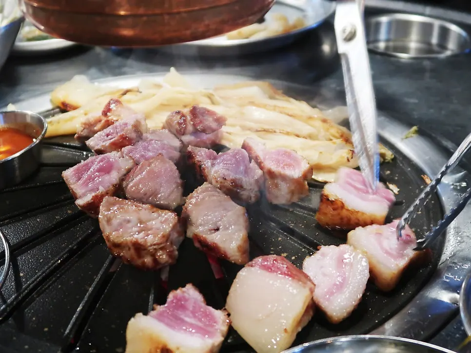 불판 위에서 익어가는 목살과 백김치