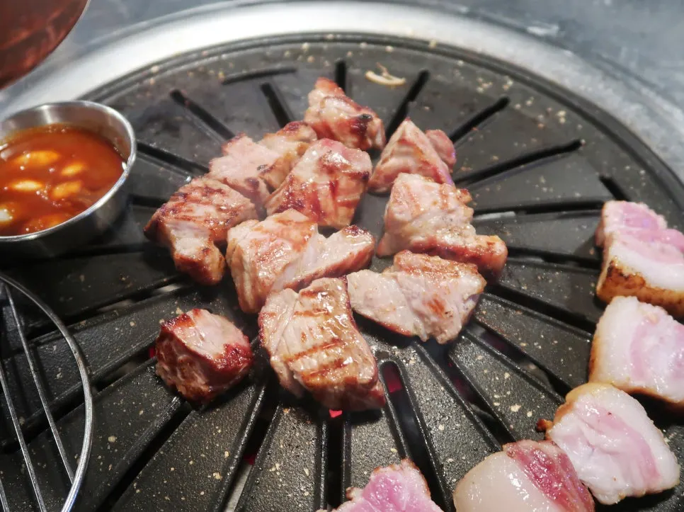 다 구워진 목살과 구운 백김치